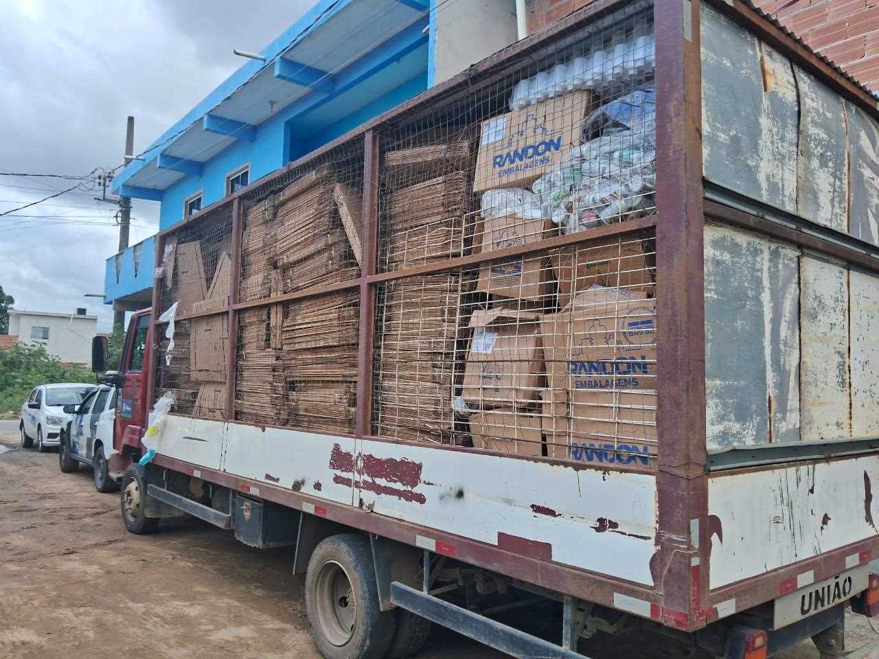 Leia mais sobre o artigo Ação conjunta interdita estabelecimento irregular e apreende cerca de 10 toneladas de materiais em Itapemirim